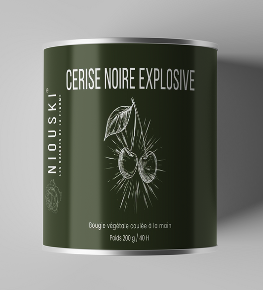 Bougie "Cerise noire explosive" – 40h de parfum intense et fruité – un caractère affirmé pour une ambiance audacieuse.