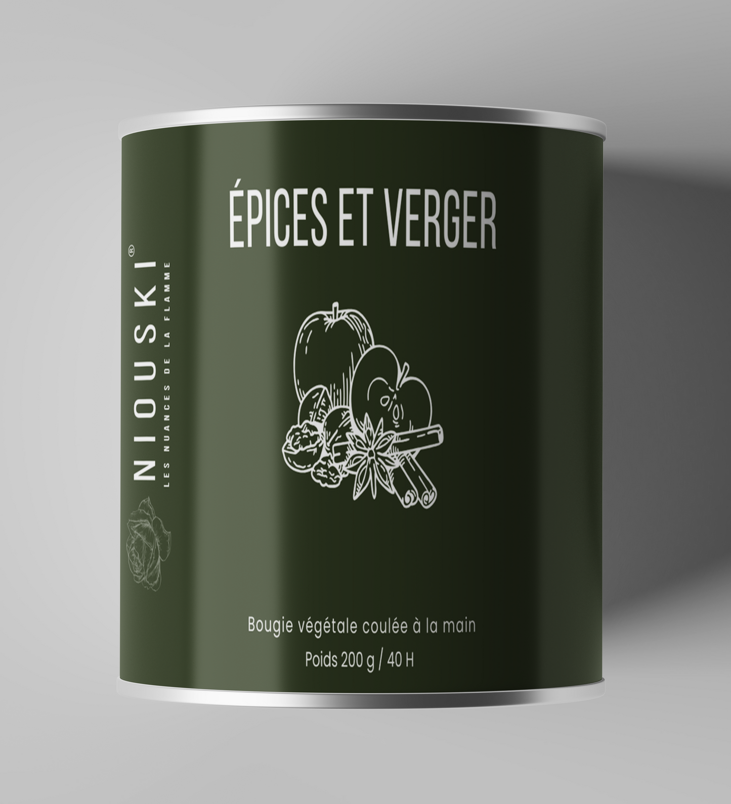 Bougie "Épices et verger" – mélange chaleureux de fruits mûrs et d’épices douces – une ambiance conviviale et gourmande.